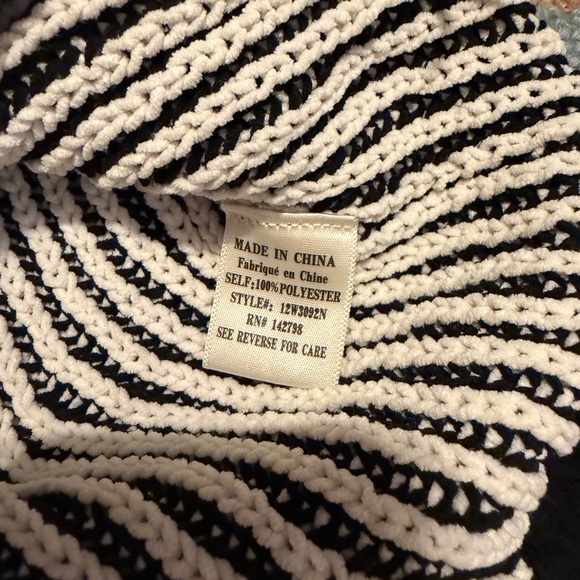 New In Two Tone Sweater size medium - Picture 6 of 6